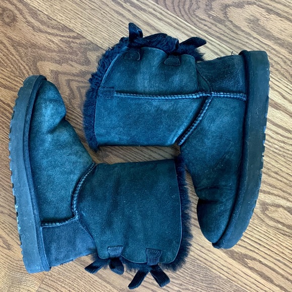 Ugg Medium Length Boots with Bows - Picture 3 of 6